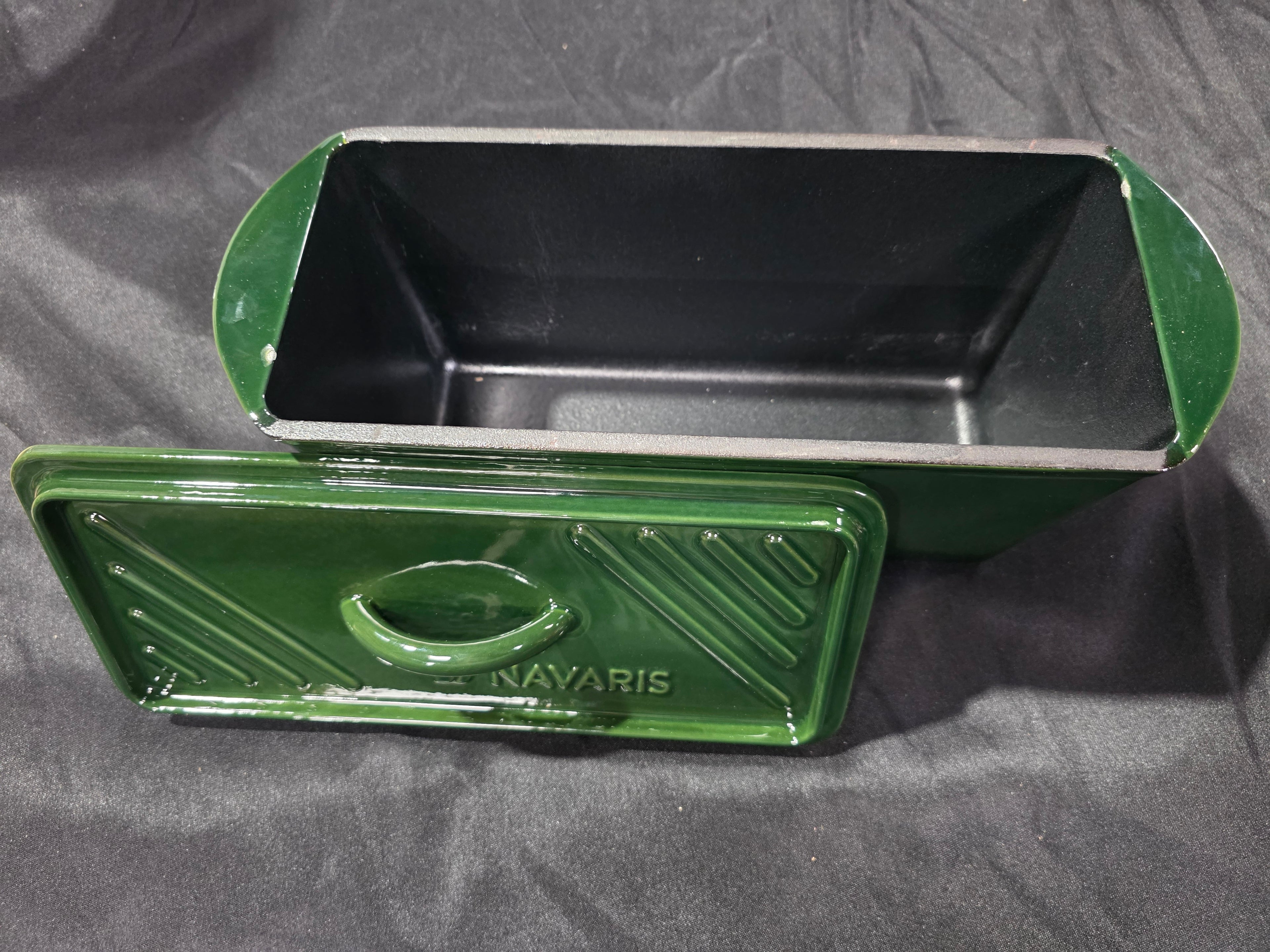Navaris Bread Loaf Pan with Lid - Cast Iron Bread Baking Dish for Bulge Top or Flat Top Breads Meat Veg Meatloaf - Baking Tin 13-3/8" x 5-1/8" x 5-1/8" - Green - Retail $71.99